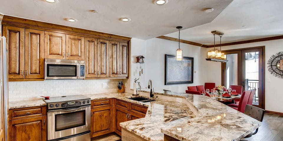 Condo, 3 Bedrooms | Private kitchen | Fridge, oven, coffee/tea maker, toaster
