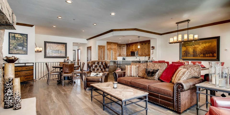 Condo, 3 Bedrooms | Living room | Smart TV