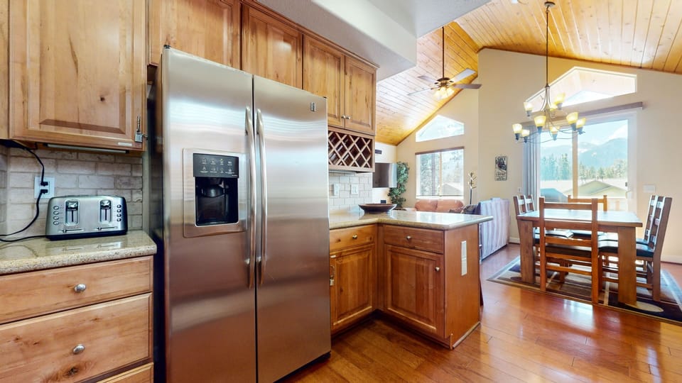 Condo, 3 Bedrooms | Private kitchen | Fridge, oven, coffee/tea maker, toaster