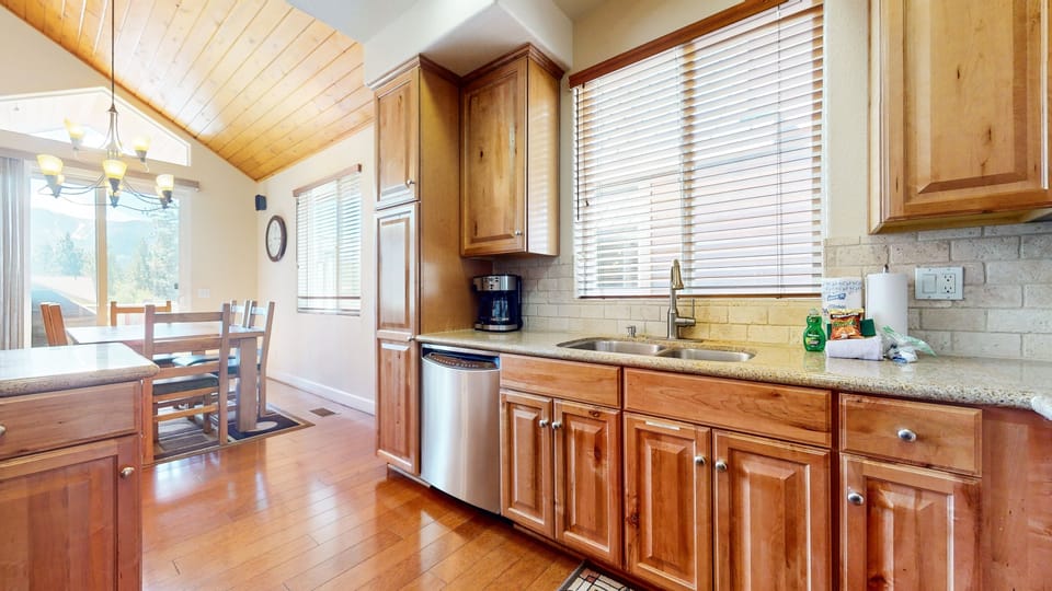 Condo, 3 Bedrooms | Private kitchen | Fridge, oven, coffee/tea maker, toaster