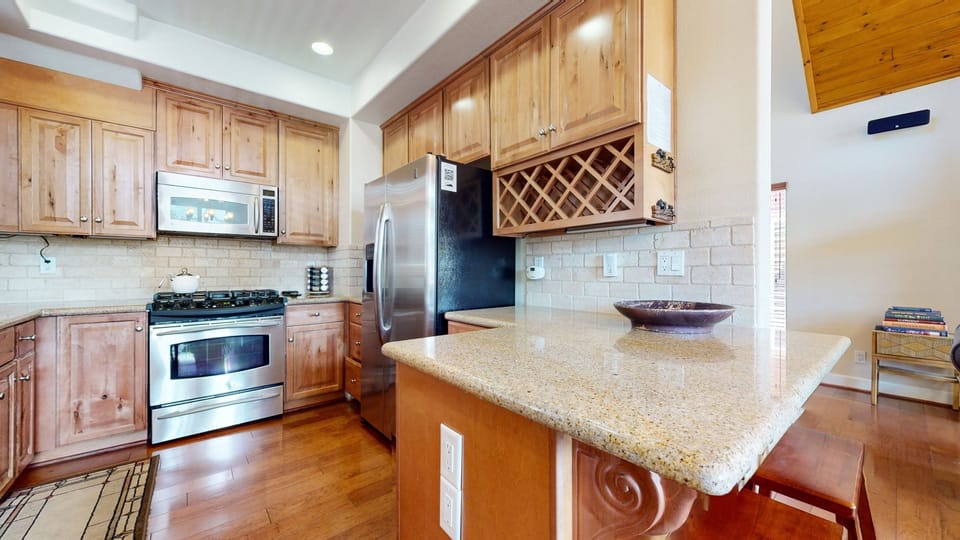 Condo, 3 Bedrooms | Private kitchen | Fridge, oven, coffee/tea maker, toaster