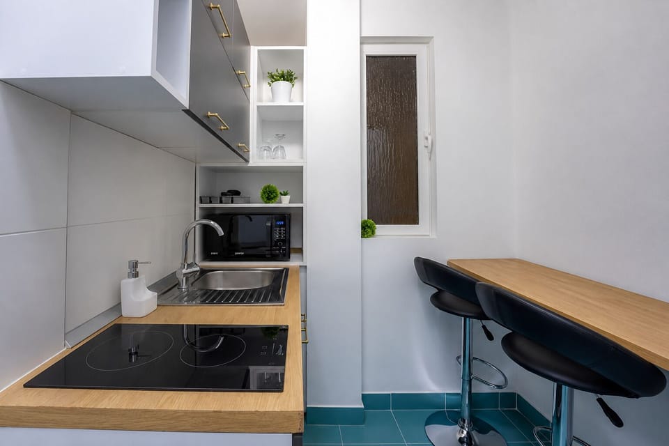 City Apartment | Private kitchen | Mini-fridge, microwave, stovetop, electric kettle