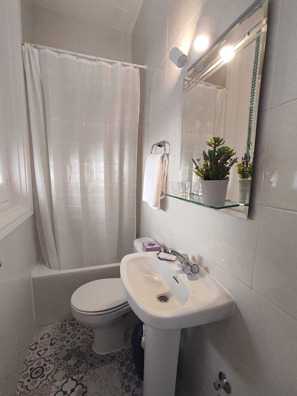 Standard Twin Room | Bathroom | Combined shower/tub, hair dryer, towels