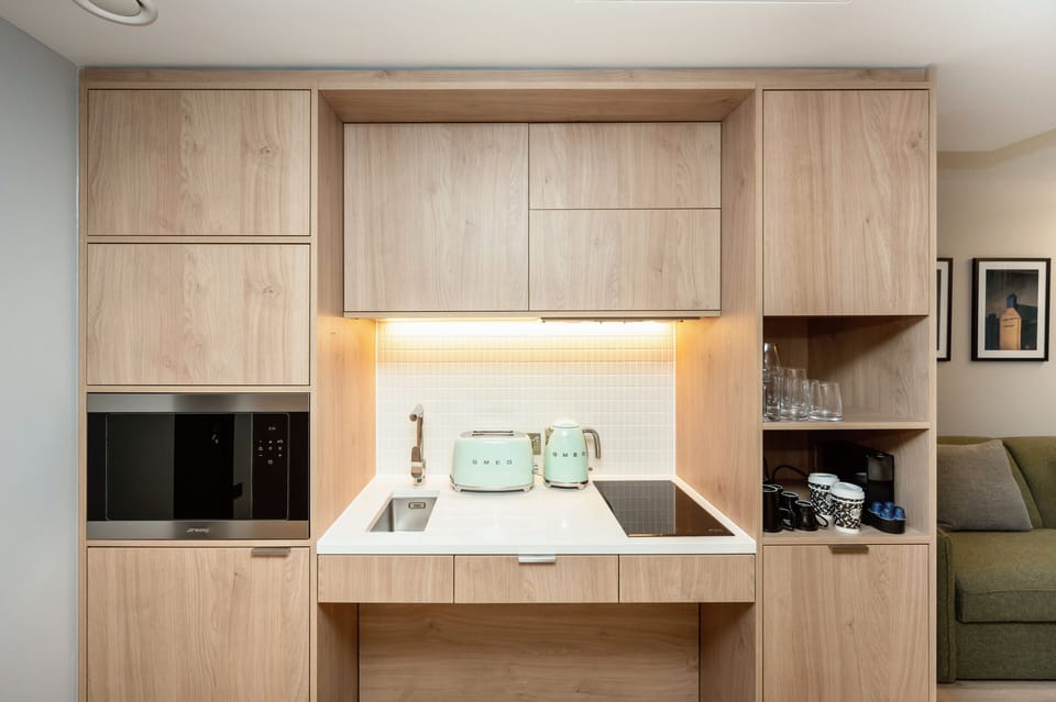 Studio Apartment Accessible | Private kitchenette | Mini-fridge, microwave, oven, stovetop