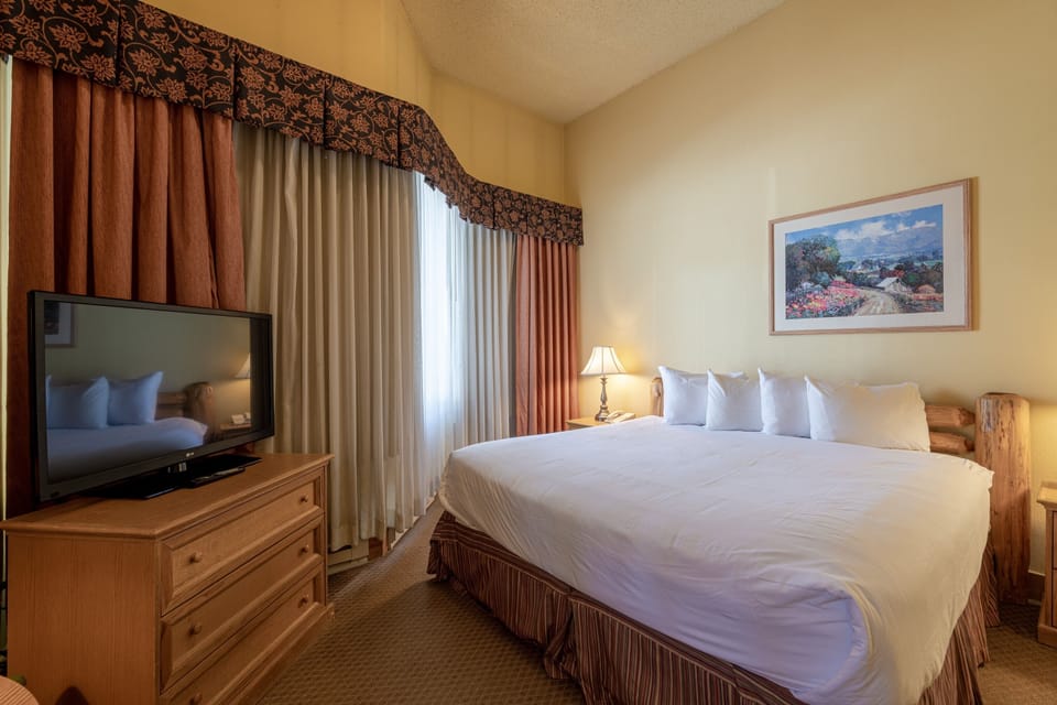 Bedroom, Room, Indoors, Flooring, Bed