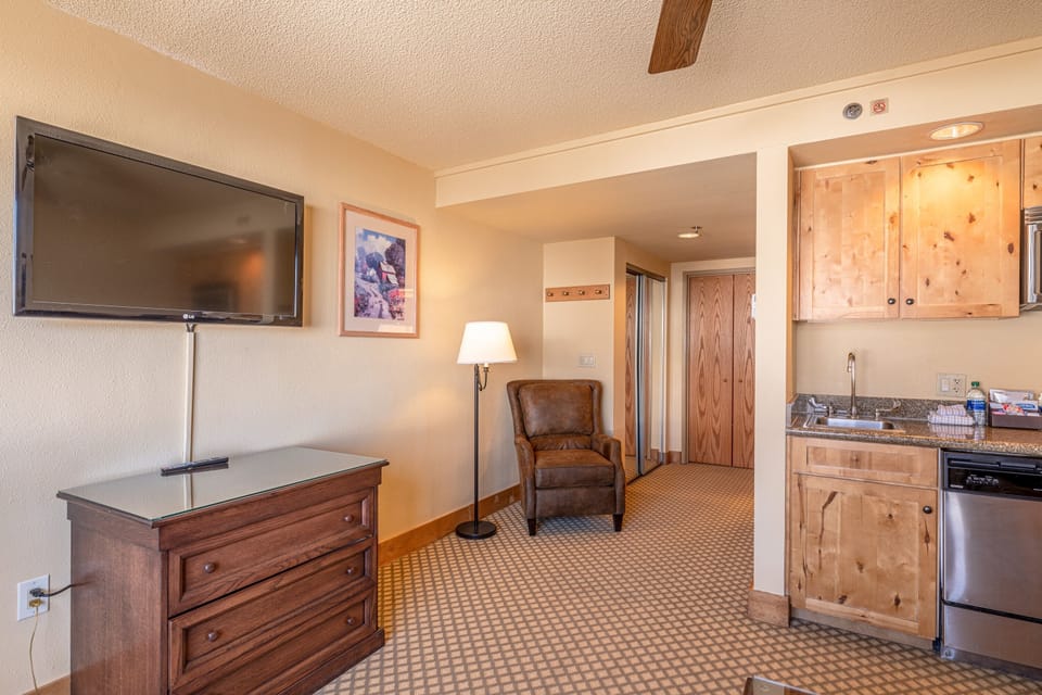 Flooring, Floor, Furniture, Screen, Living Room