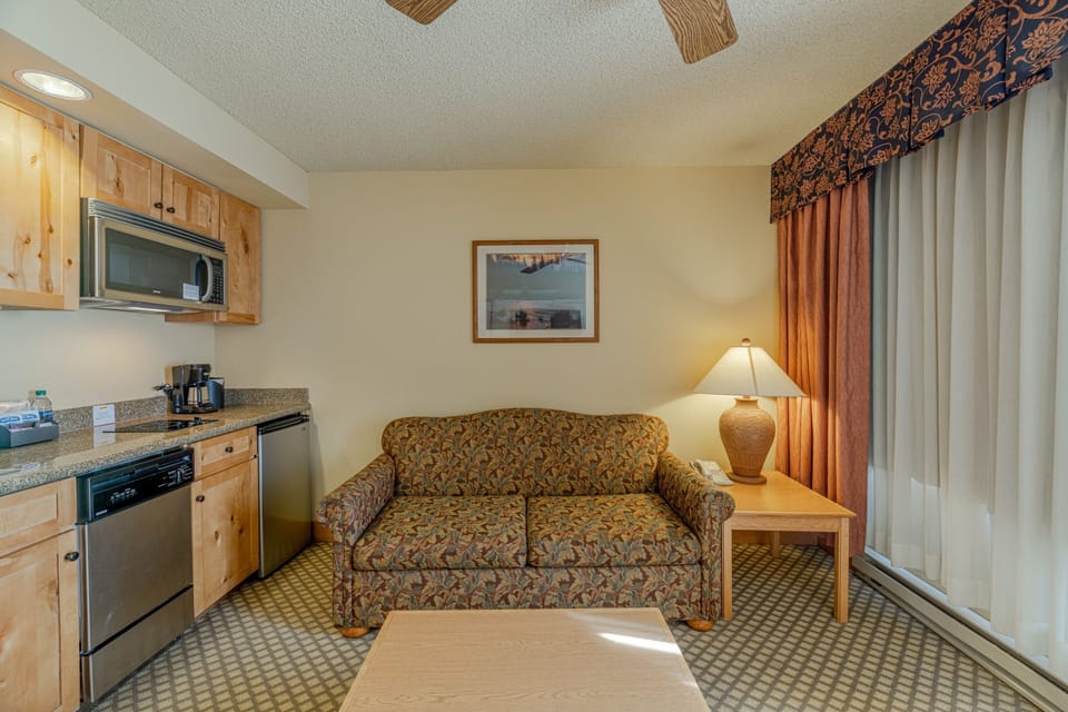 Living Room, Room, Indoors, Flooring, Couch