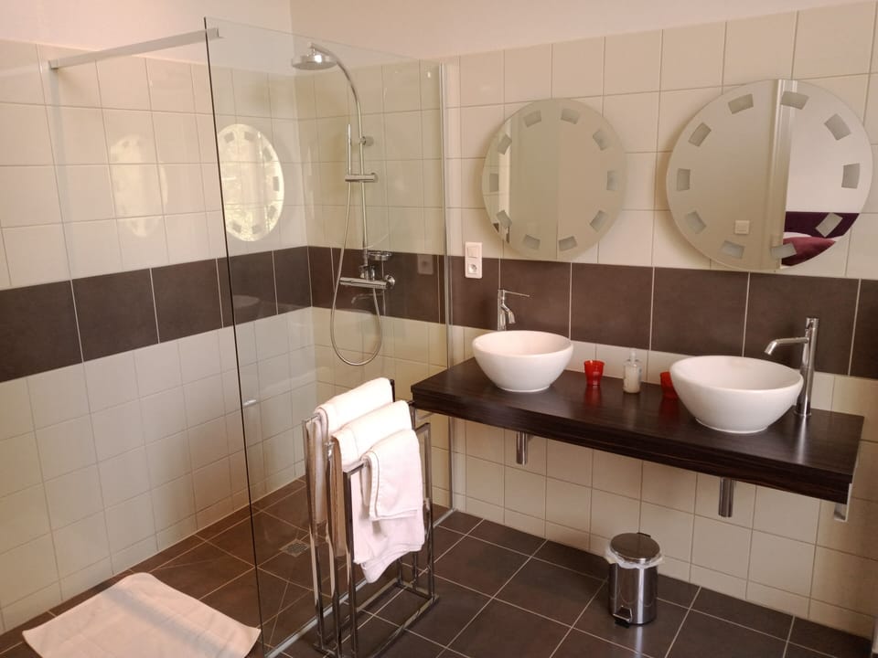 Double Room, Ensuite, Park View (chambre Savennières	) | Bathroom