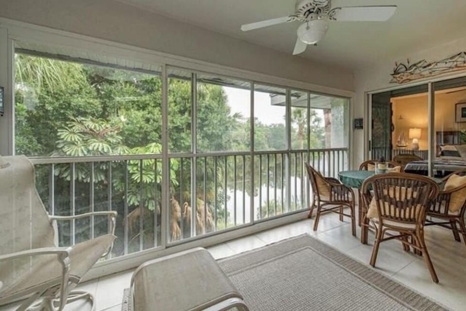 Private lanai in end unit overlooking lake 