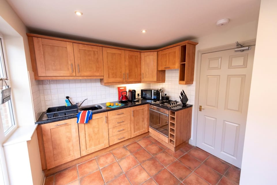 House | Private kitchen | Stovetop, electric kettle, toaster, highchair