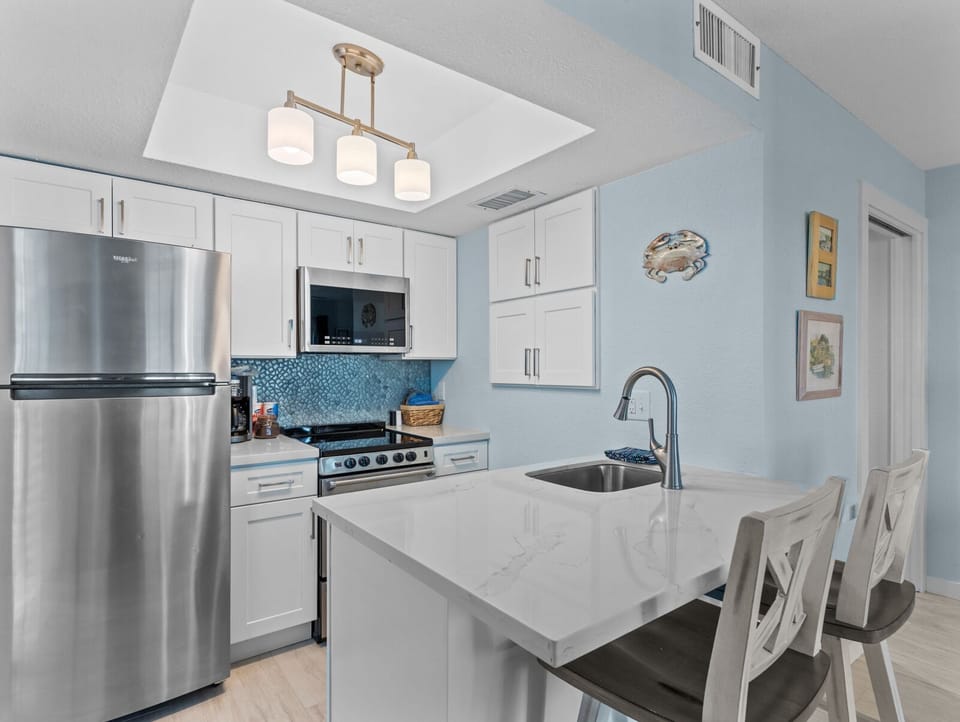 Fully Equipped Kitchen with Breakfast Bar