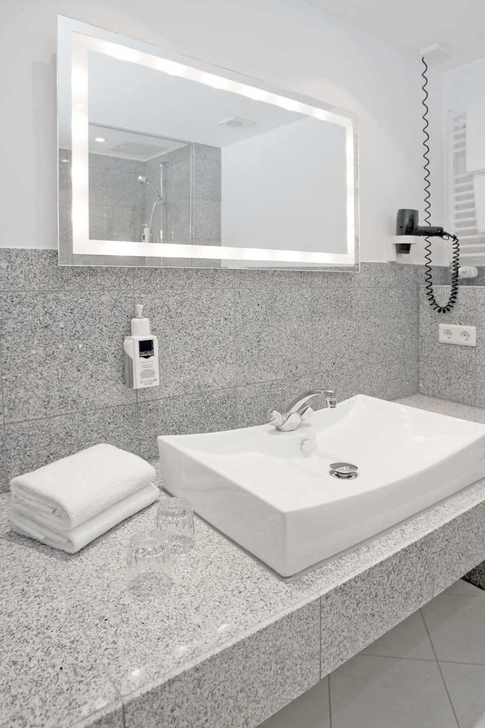Triple Room | Bathroom | Free toiletries, hair dryer, towels