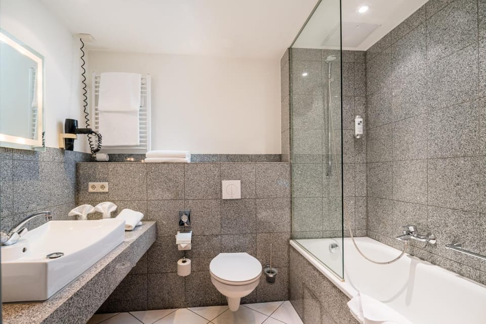 Quadruple Room | Bathroom | Free toiletries, hair dryer, towels