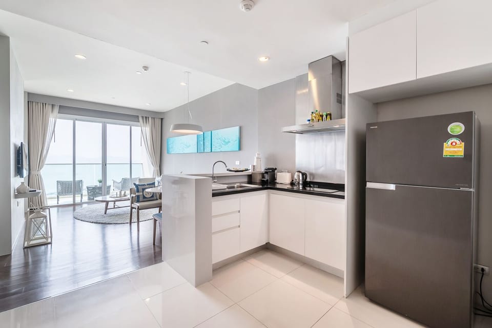 Deluxe Apartment | Living room | 50-cm flat-screen TV with cable channels, TV