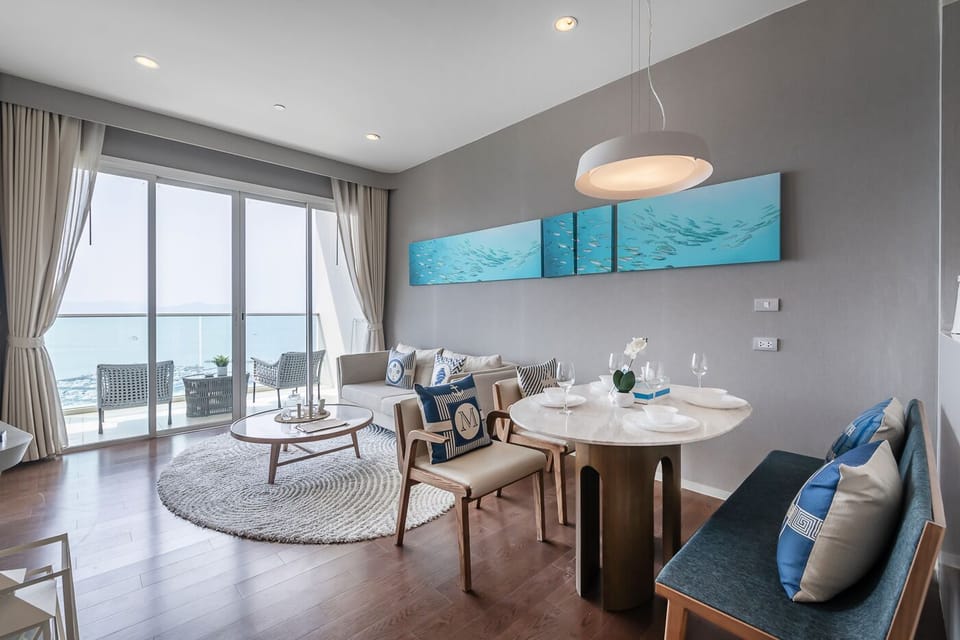 Deluxe Apartment | Living room | 50-cm flat-screen TV with cable channels, TV