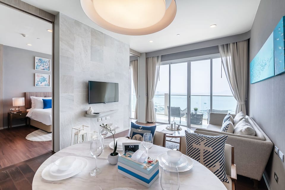 Deluxe Apartment | Living room | 50-cm flat-screen TV with cable channels, TV