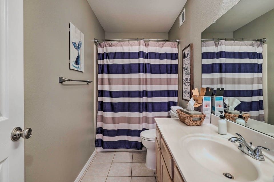 Full Bathroom | Complimentary Toiletries