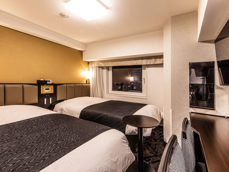 Top Floor Twin Room, Non Smoking | Desk, WiFi (free), bed sheets