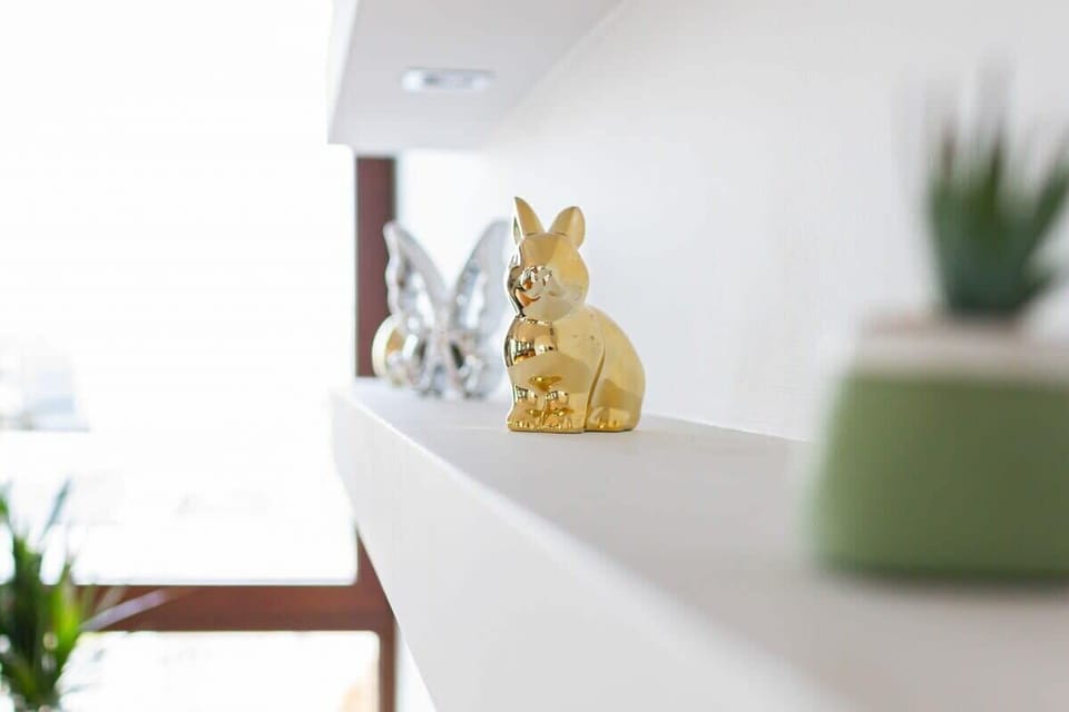Decorative details in the apartment. 