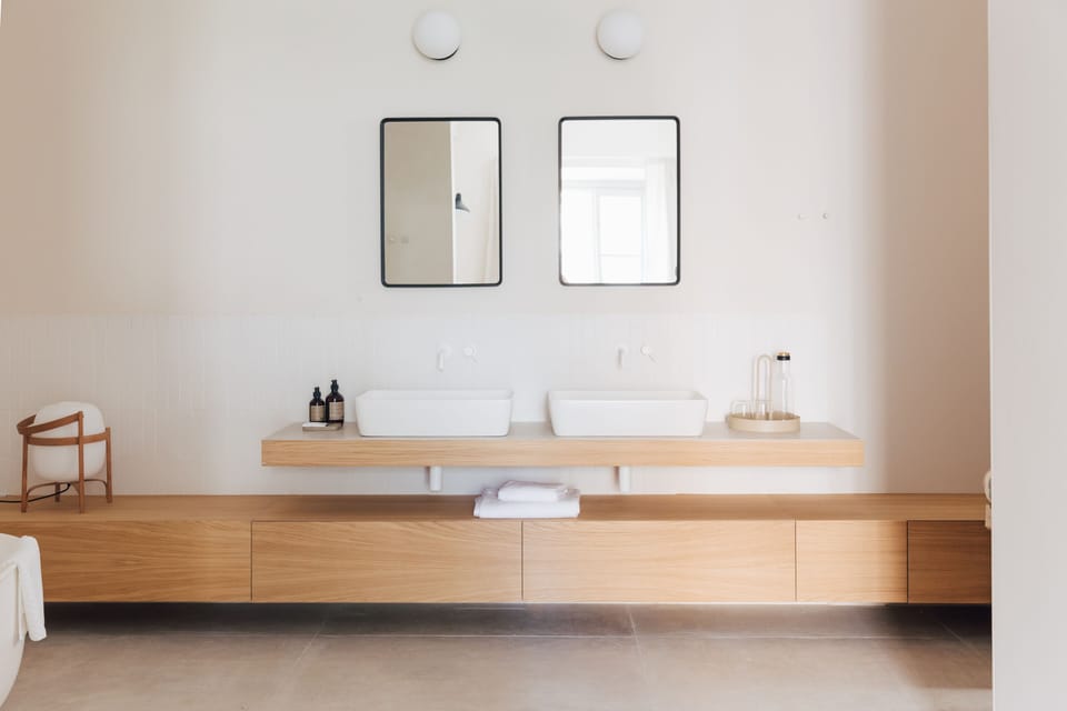 Deluxe Room | Bathroom | Shower, rainfall showerhead, designer toiletries, hair dryer