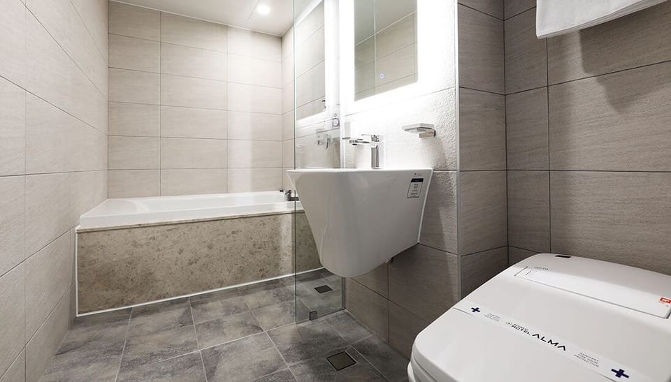 2 PC Room | Bathroom | Combined shower/tub, towels