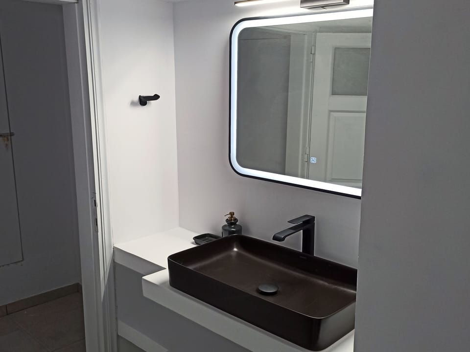 Deluxe Apartment, Sea View | Bathroom | Shower, rainfall showerhead, free toiletries, hair dryer