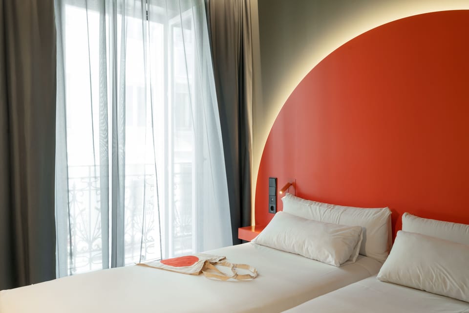 Deluxe Room | Minibar, in-room safe, blackout drapes, soundproofing