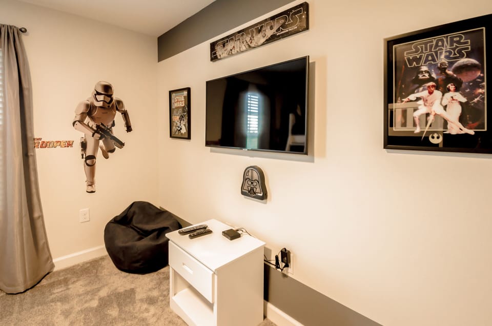Star Wars themed room - Bunk bed w/2 double, 1 twin beds