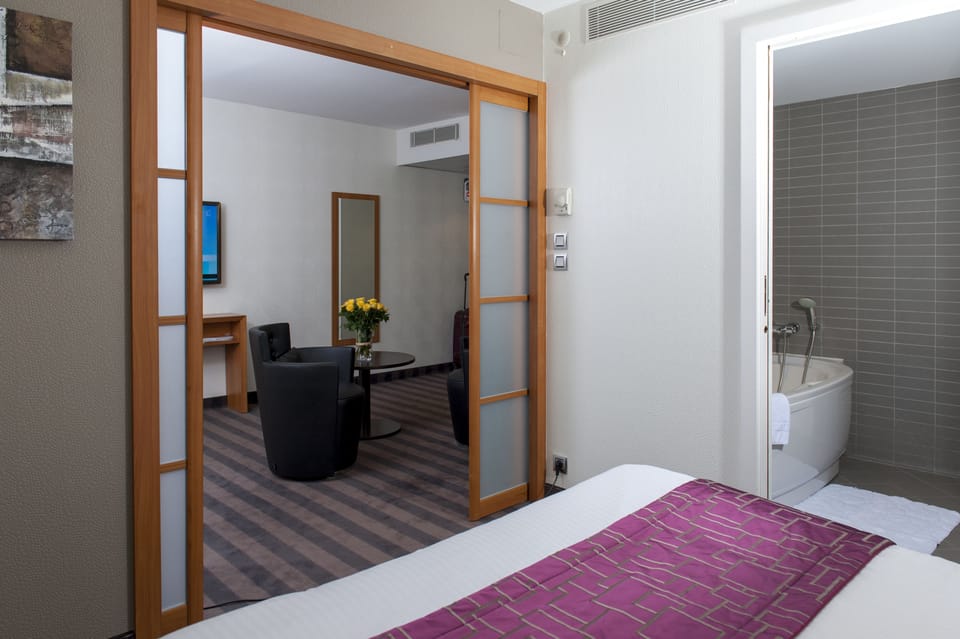 Suite | Minibar, in-room safe, desk, blackout drapes