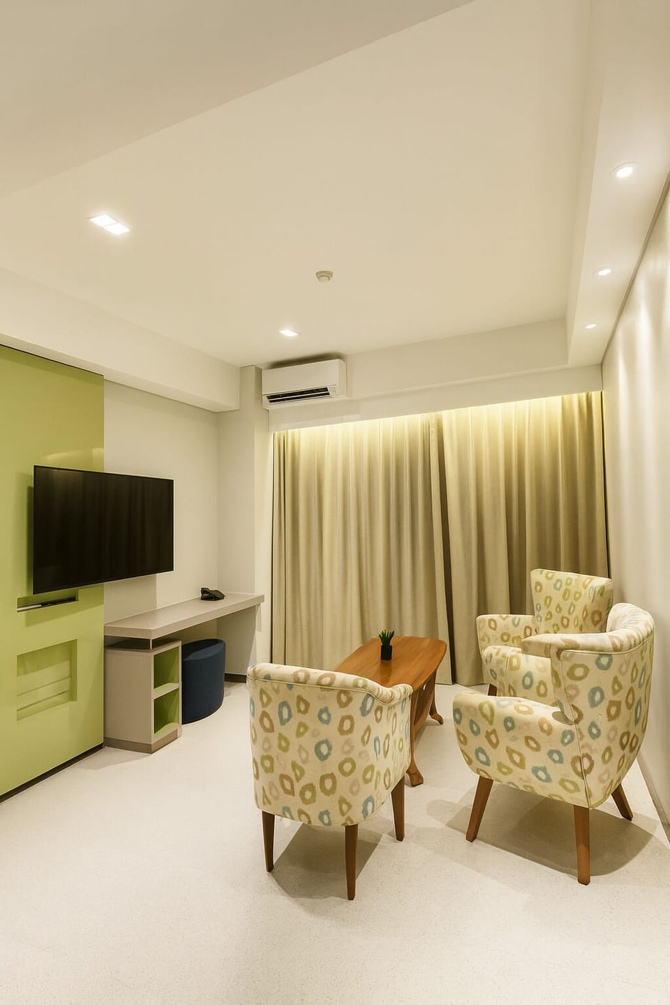 ION Suite Room | Living room | 32-inch TV with digital channels