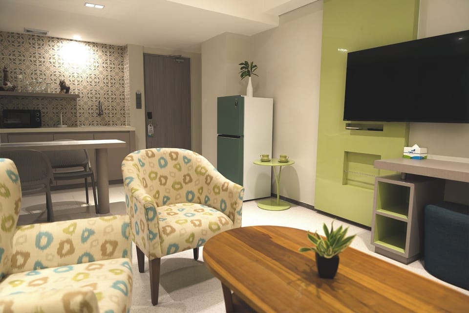 ION Suite Room | Living room | 32-inch TV with digital channels