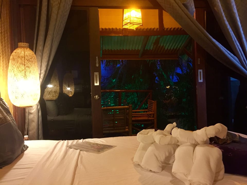 Comfort Bungalow, 1 Queen Bed | Minibar, in-room safe, desk, blackout drapes