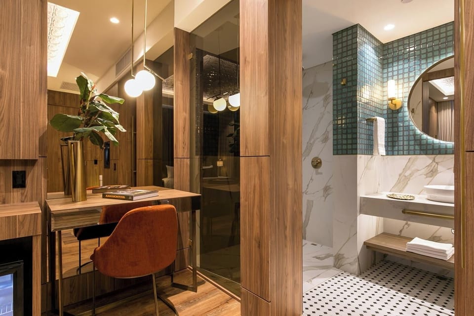 King Suite with Spa Bath - High Floor | Bathroom | Free toiletries, hair dryer, slippers, towels