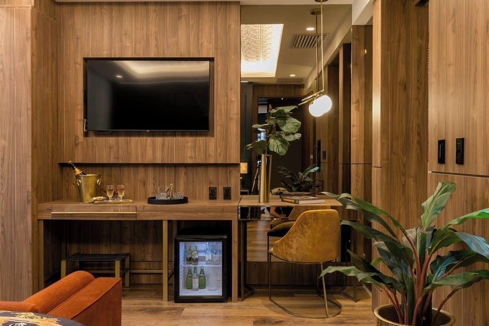 King Suite with Spa Bath | In-room safe, desk, blackout drapes, iron/ironing board
