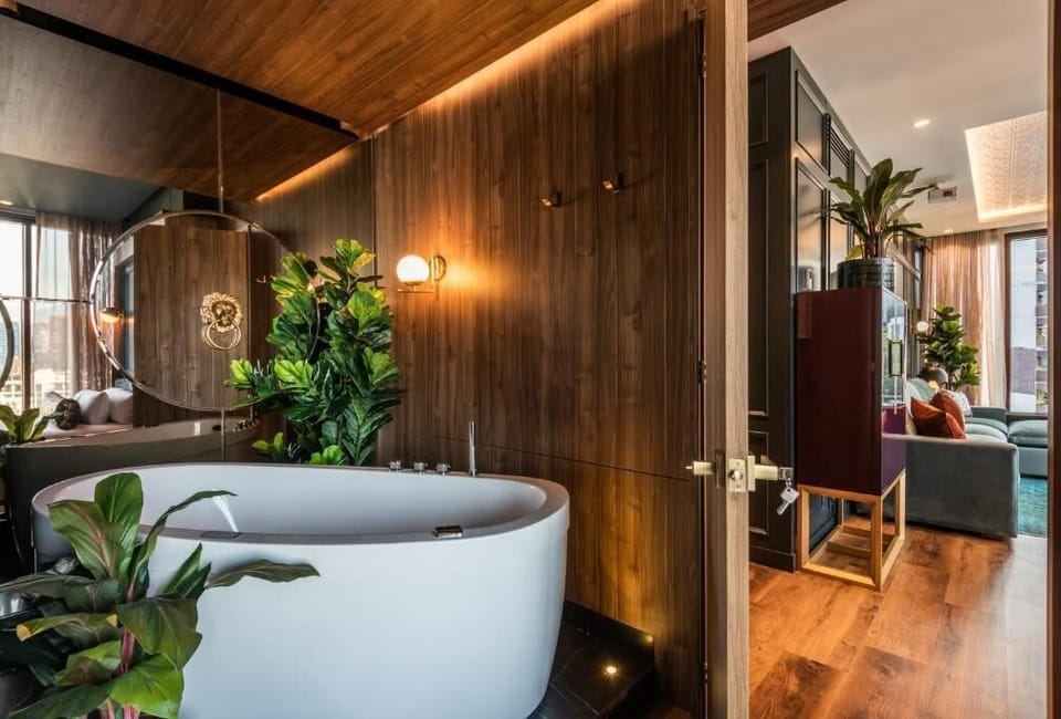 Luxury Penthouse - City Views | Bathroom | Free toiletries, hair dryer, slippers, towels