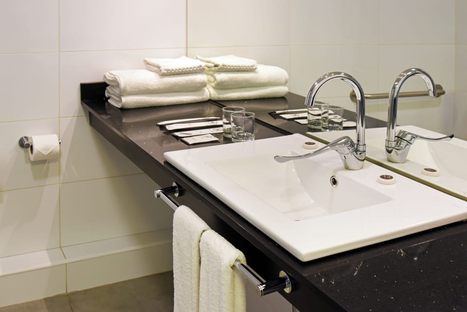 Standard Room, 1 King Bed, Non Smoking, City View | Bathroom | Towels, soap, shampoo, toilet paper