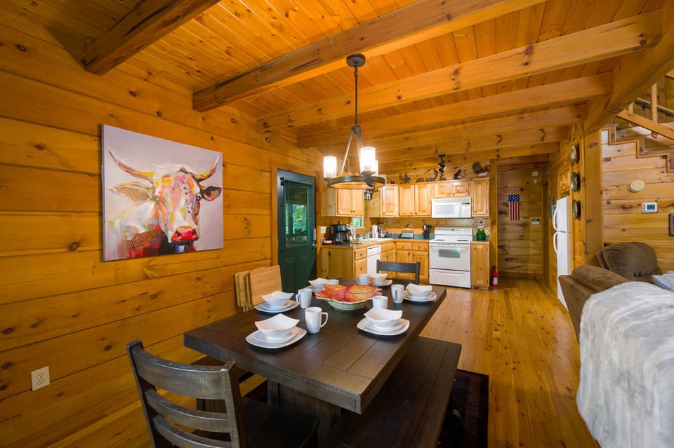 Dining Area w/ Seating for 6