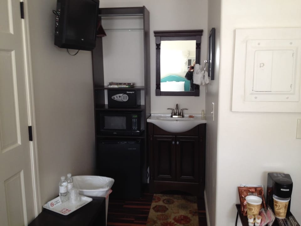 Room, 2 Twin Beds | 1 bedroom, premium bedding, memory foam beds, blackout drapes