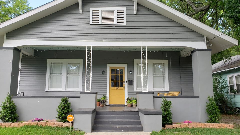 1920's Cottage in the heart of Midtown. Large welcoming front porch.