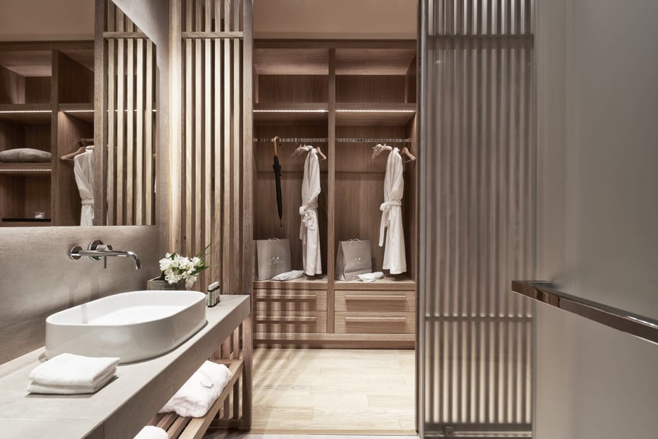 Premium Suite | Minibar, in-room safe, laptop workspace, soundproofing