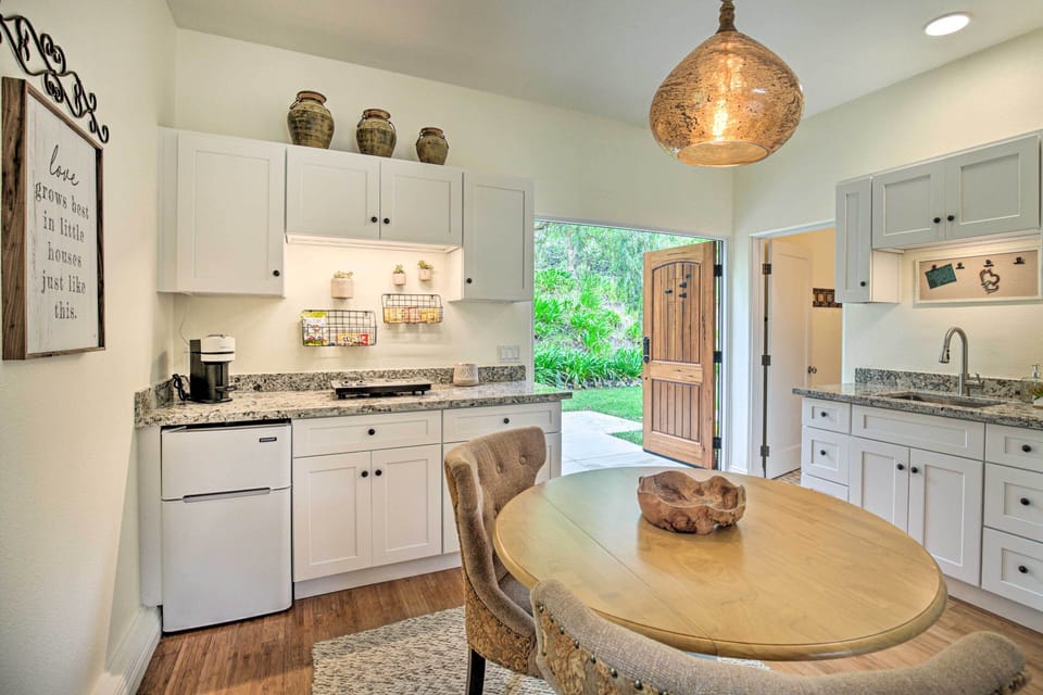 Kitchenette | Dishware & Flatware Provided