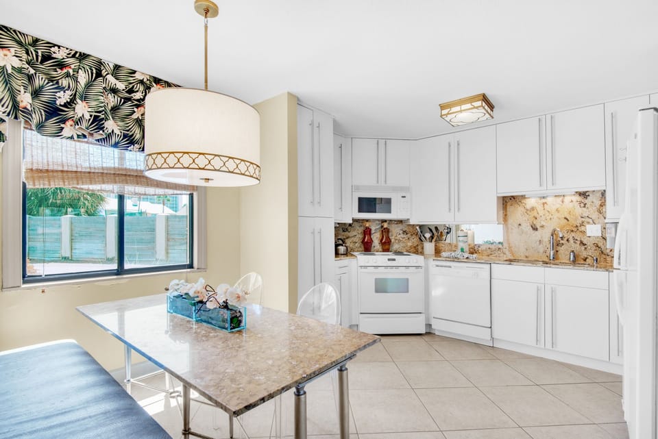 Kitchen with dining table