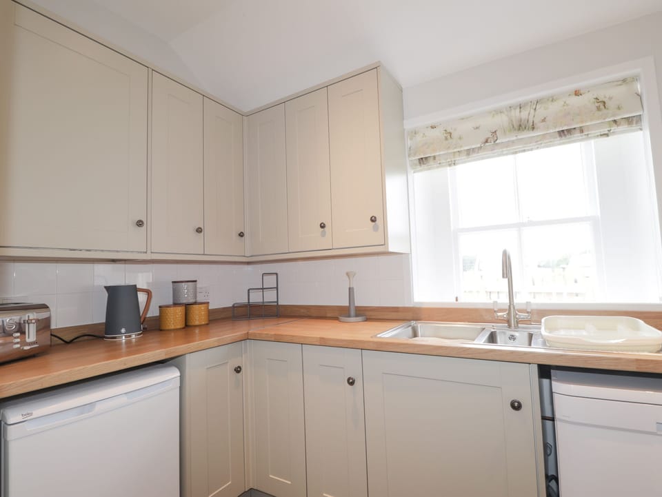 Cottage | Private kitchen | Fridge, dishwasher, electric kettle, toaster