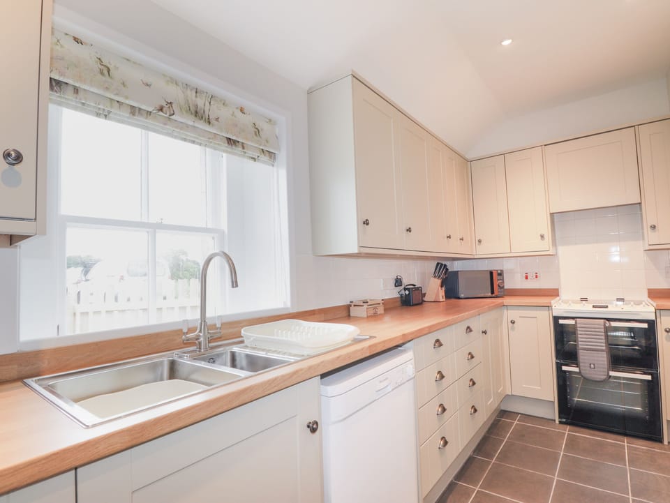 Cottage | Private kitchen | Fridge, dishwasher, electric kettle, toaster