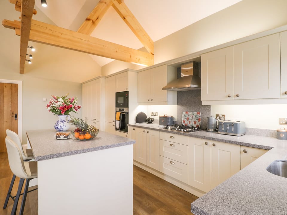 Cottage | Private kitchen | Fridge, microwave, electric kettle, toaster