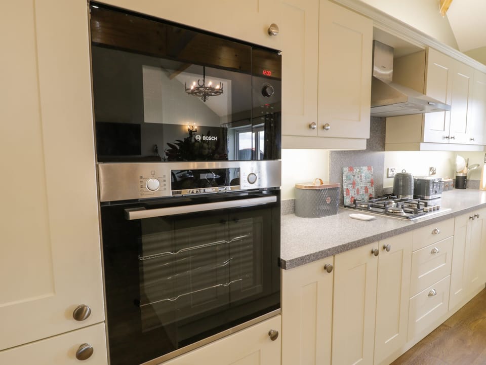 Cottage | Private kitchen | Fridge, microwave, electric kettle, toaster