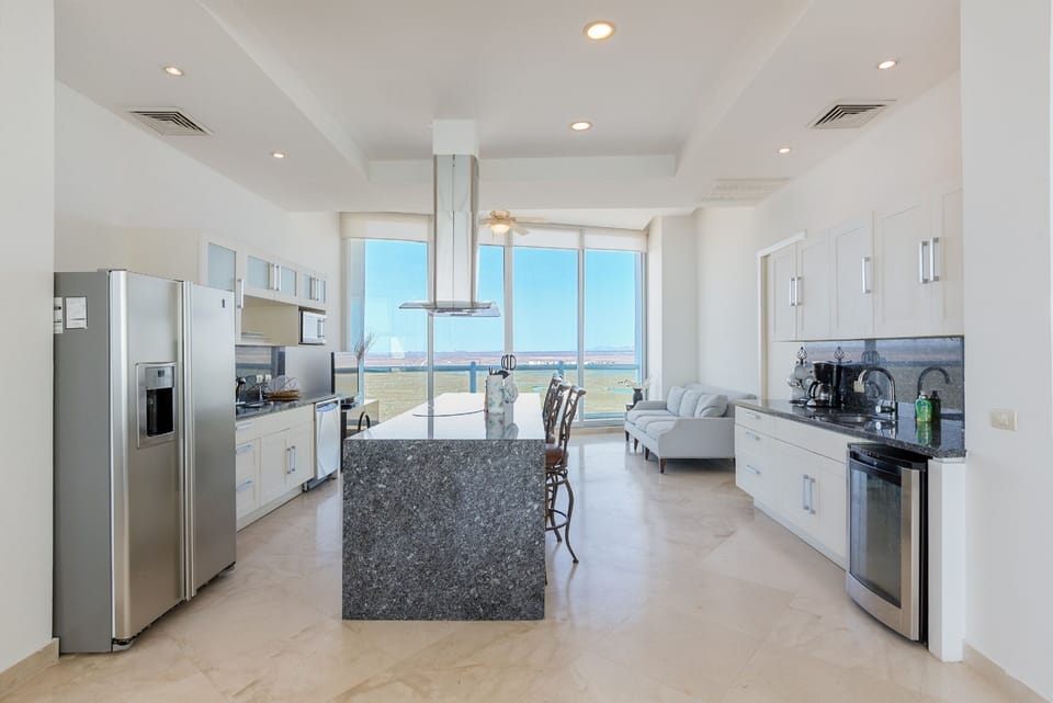 Panoramic Condo | Private kitchen | Oven
