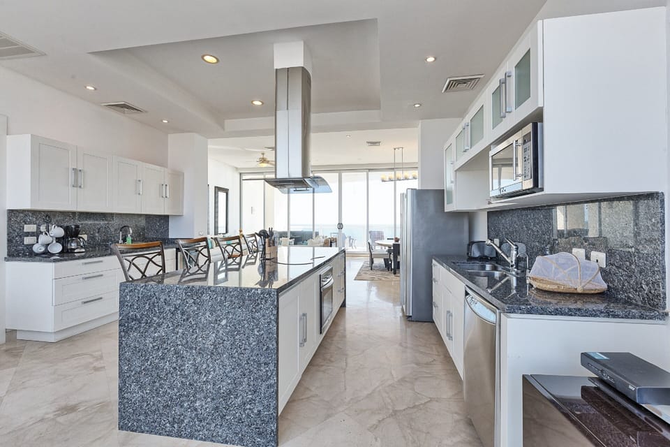 Panoramic Condo | Private kitchen | Oven