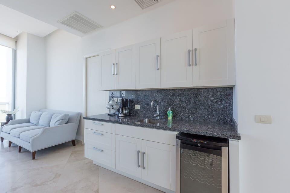 Panoramic Condo | Private kitchen | Oven