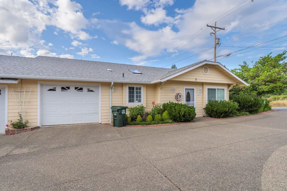 2048 Hubbard Lane front entrance. Garage at the left